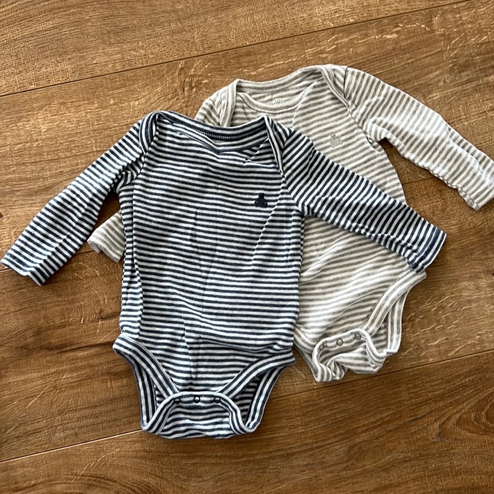 The softest GAP bodysuits 3-5